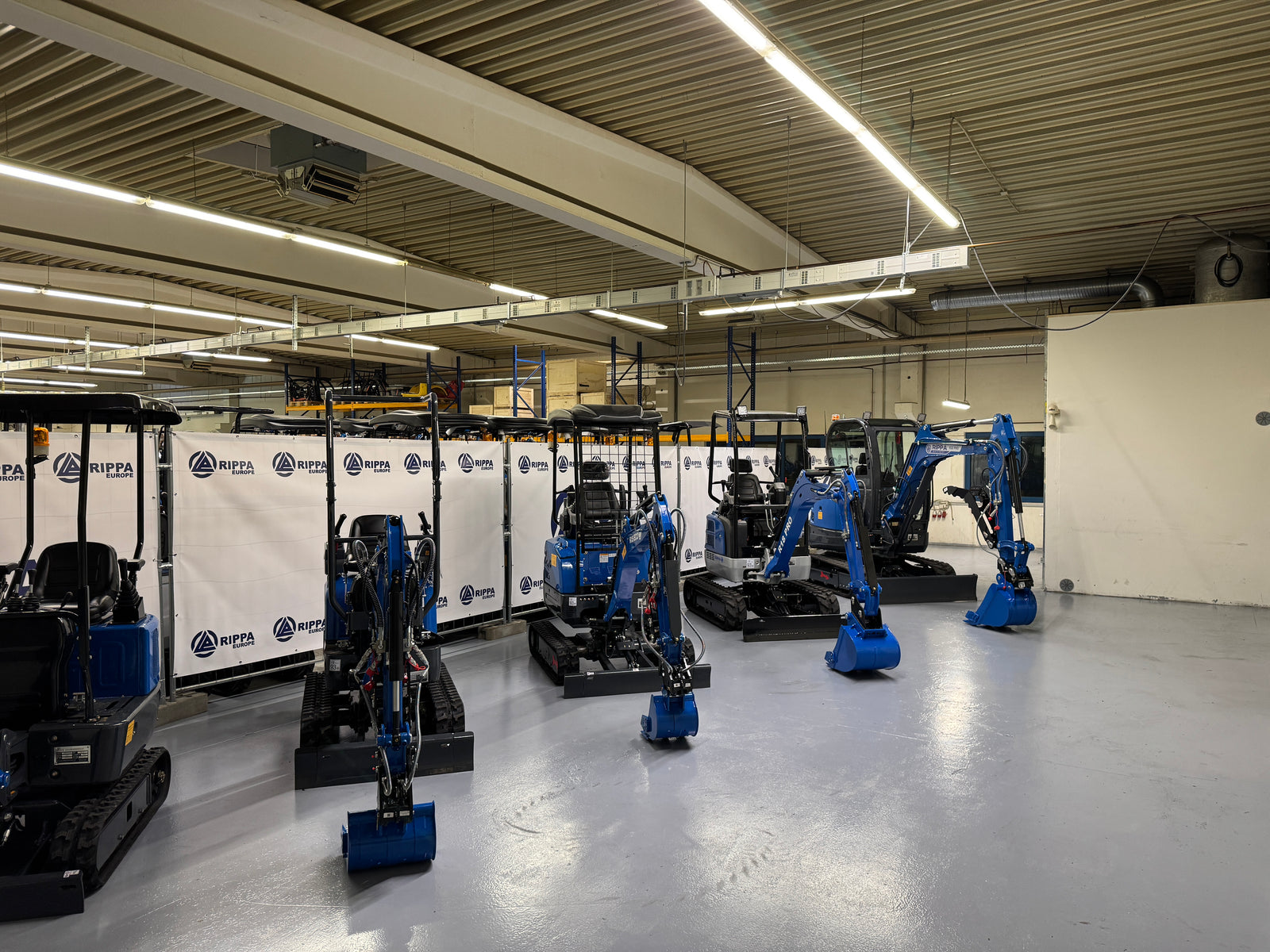 Rippa-Minibagger in der Halle von Rippa Europe